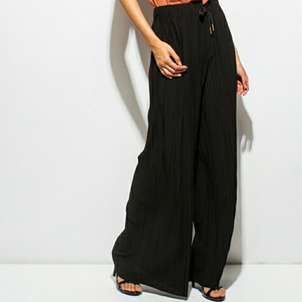 Tres Chic! Wide Leg Pleated Pants - Picture 2 of 5